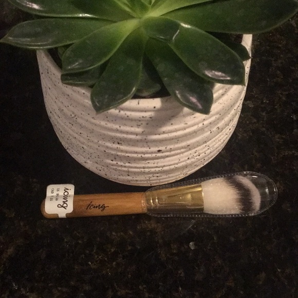 Icing | Powder Brush - Picture 3 of 3